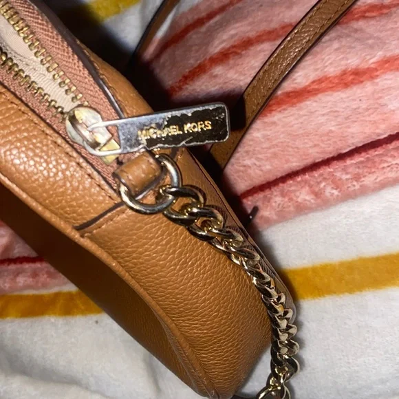 EUC Micheal Kors crossbody - Picture 4 of 6